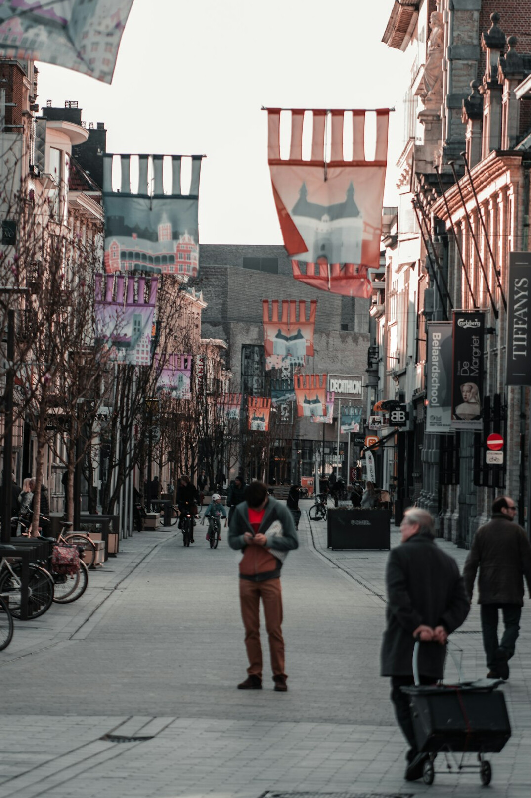 Print journalist interviewing a person on a city street